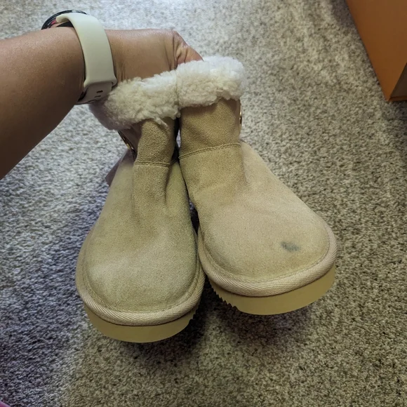 Michael Kors Cream Winter Boots with Plush Lining - Picture 5 of 5